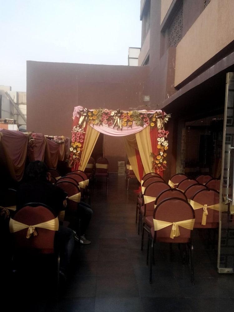 Caspia Hotel New Delhi Exterior photo