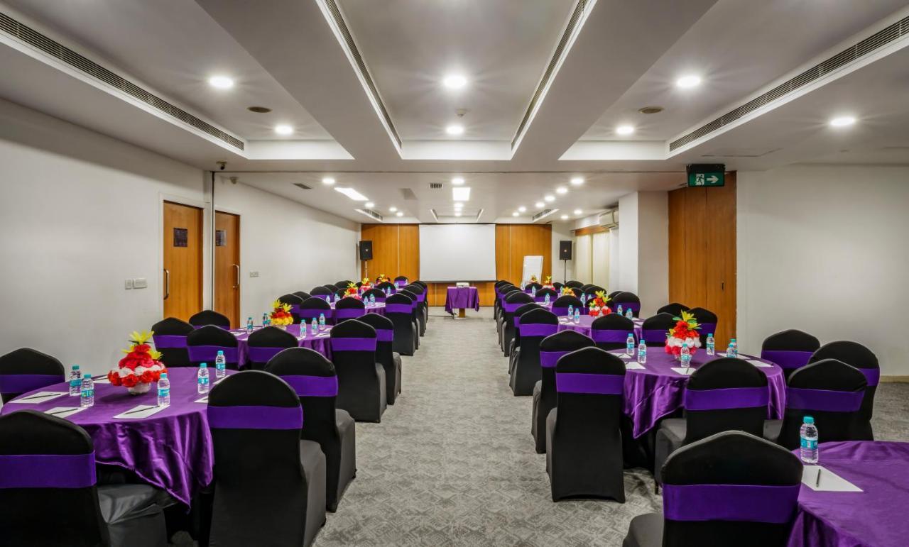 Caspia Hotel New Delhi Exterior photo