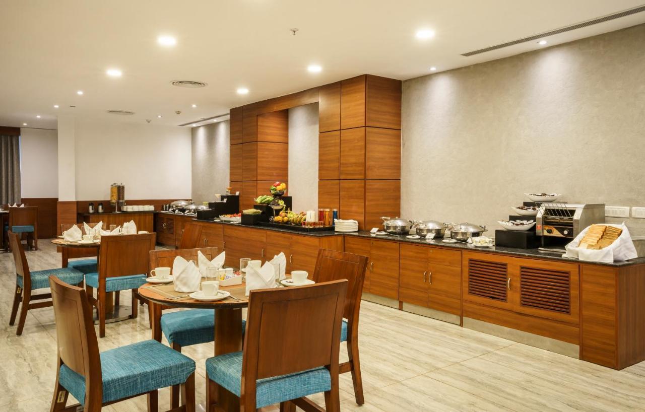 Caspia Hotel New Delhi Exterior photo