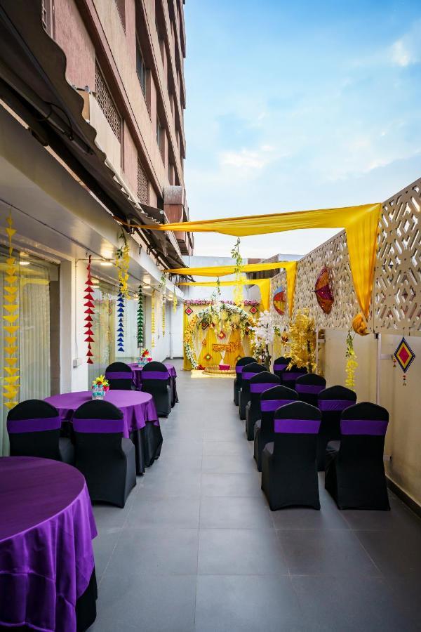 Caspia Hotel New Delhi Exterior photo