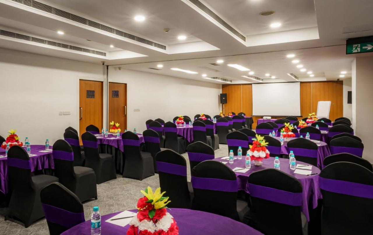 Caspia Hotel New Delhi Exterior photo