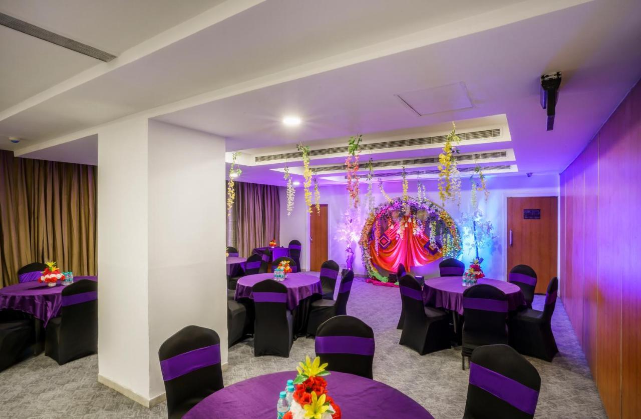 Caspia Hotel New Delhi Exterior photo