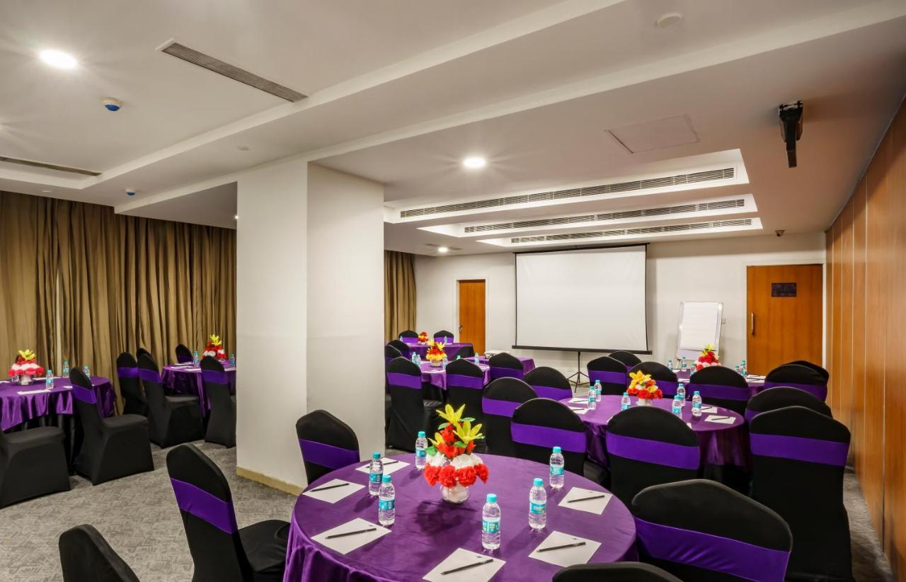 Caspia Hotel New Delhi Exterior photo
