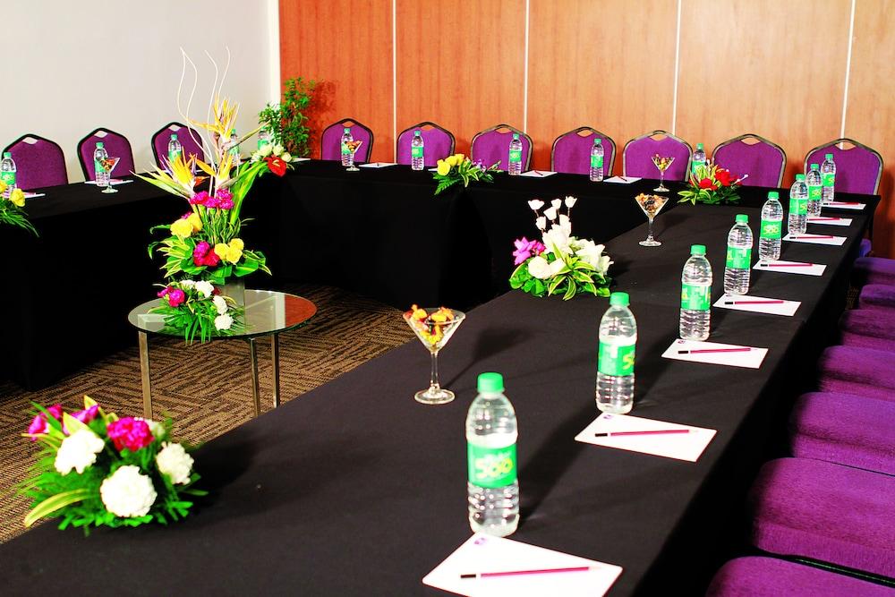 Caspia Hotel New Delhi Exterior photo