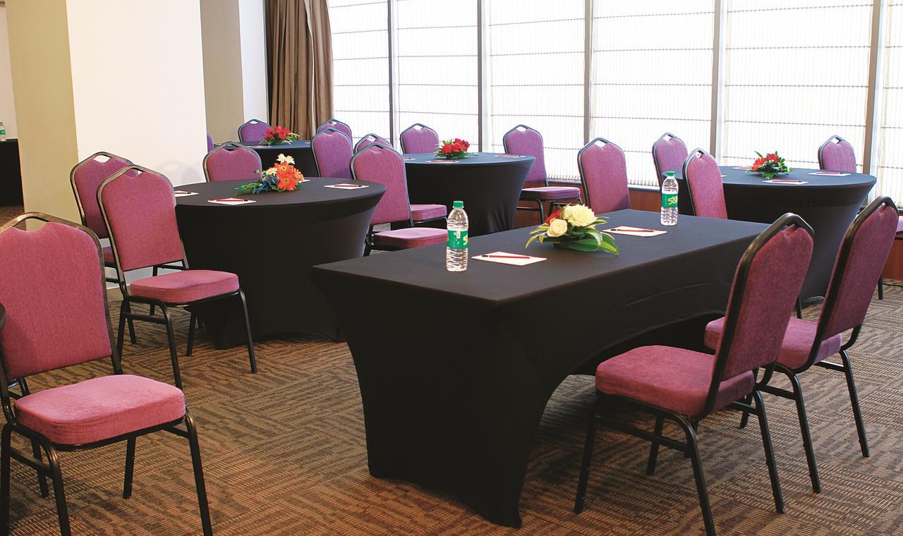 Caspia Hotel New Delhi Exterior photo